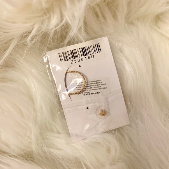 NEW Gold Rhinestone Ear Cuff - Picture 5 of 5